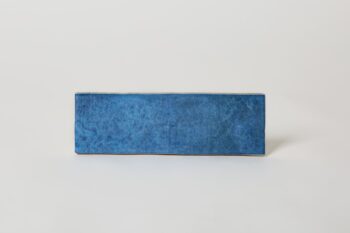 Płytki niebieskie typu cegiełki na ścianę - Harmony DYROY BLUE 6,5x20cm Hiszpańskie płytki inspirowane zorzą polarną z błyszczącą, popękaną powierzchnią.