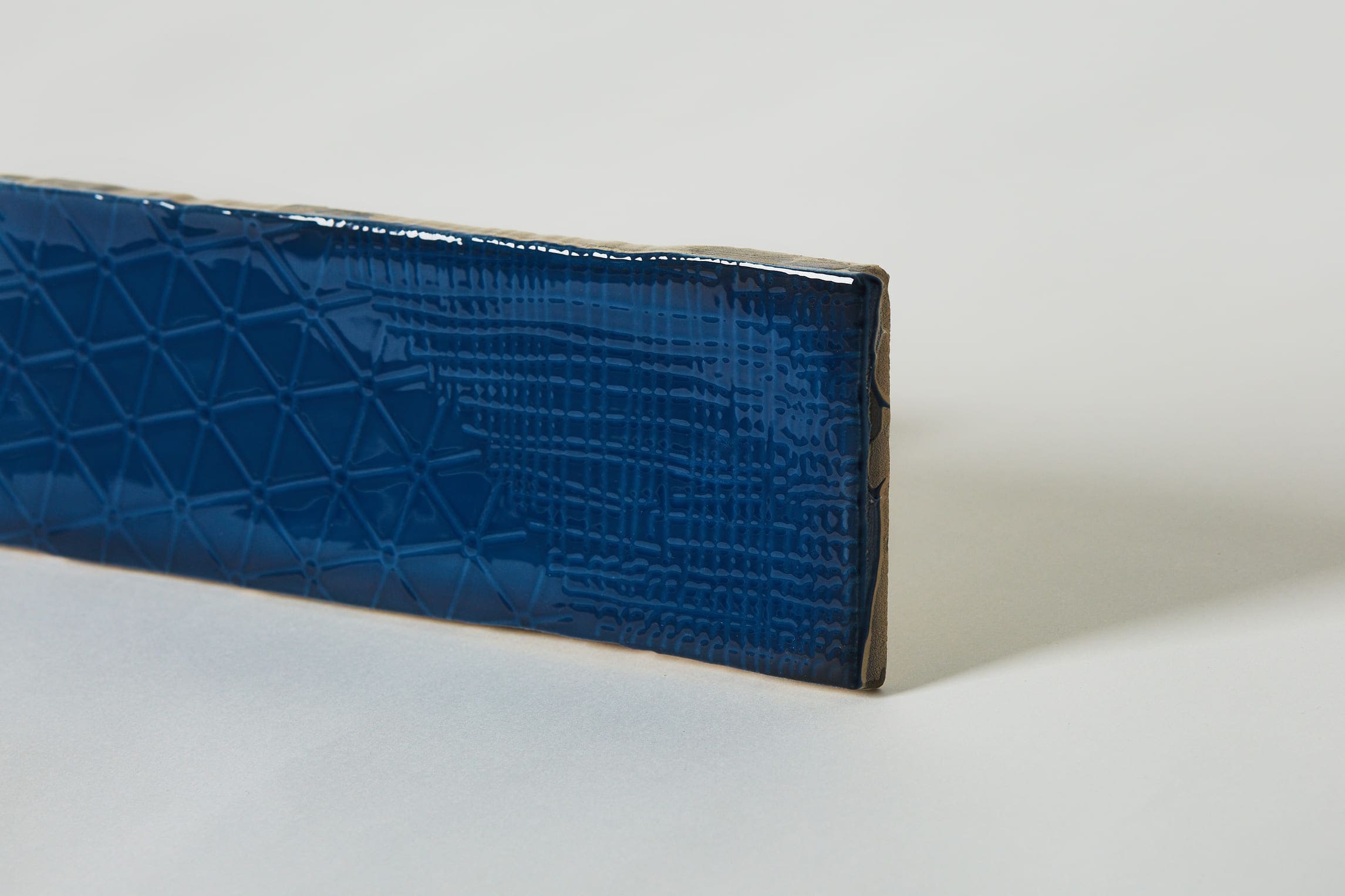 Hiszpańskie płytki niebieskie dekoracyjne na ścianę - Peronda Harmony Pasadena Blue 7.5x30cm. Płytki ozdobne, ścienne z 8 wariantami wzoru na błyszczącej powierzchni.