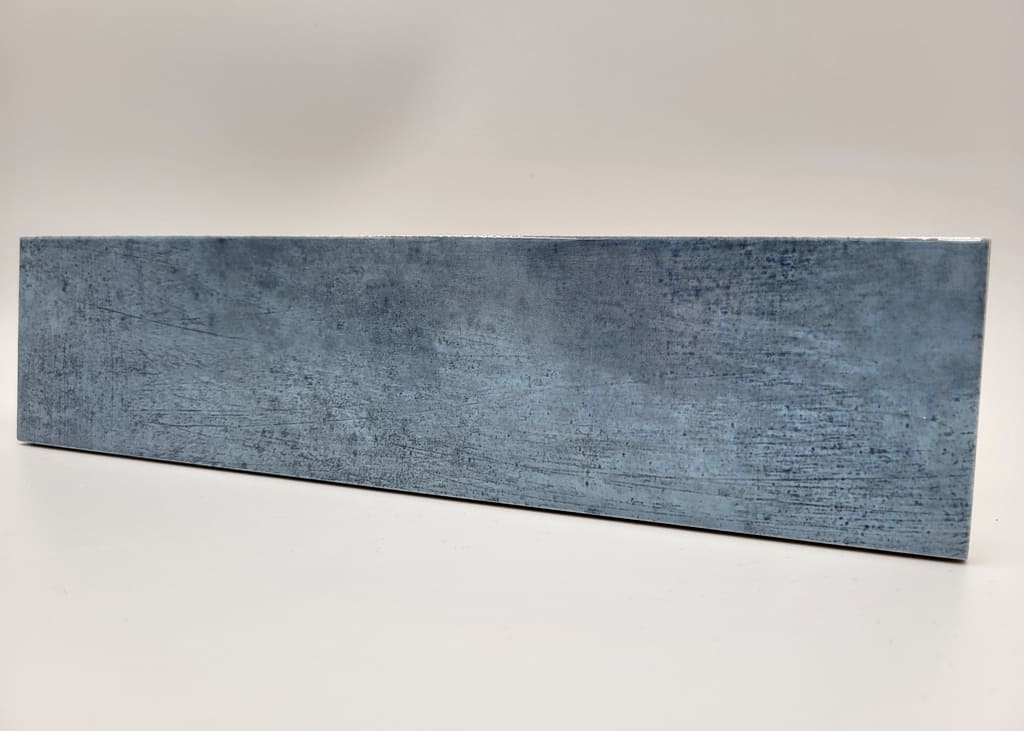 Płytki ścienne niebieskie - Peronda Harmony BARI BLUE 6x24,6 cm. Płytka ścienna w połysku z lekko wklęsłą powierzchnią z czarnymi zadrapaniami.