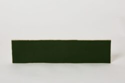 Hiszpańskie kafelki zielone cegiełki, błyszczące, Peronda Harmony Poitiers Green 7,5 x 30 cm. Soczysta zieleń i delikatnie nierówna powierzchnia tej płytki, daje niesamowite efekty wizualne na ścianie w łazience czy salonie.