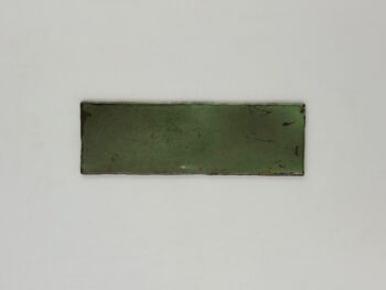 Metaliczne płytki zielone - Estudio Amazonia Jade 6,5x20cm. Postarzane, hiszpańskie cegiełki w połysku, przeznaczone na ścianę.