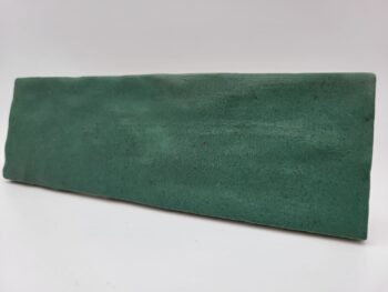 Hiszpańska, zielona płytka cegiełka, Peronda Harmony Sahn green 6.5x20cm. Cegiełka ścienna z matową, ciemnozieloną, nierówną powierzchnią przypominającą rzemieślniczą glazurę.
