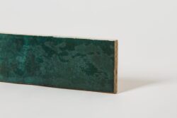 Płytka zielona cegiełka w małym rozmiarze, Peronda Harmony DYROY green 6.5x20cm. Glazura inspirowana zorzą polarną idealna do kuchni na ścianę.
