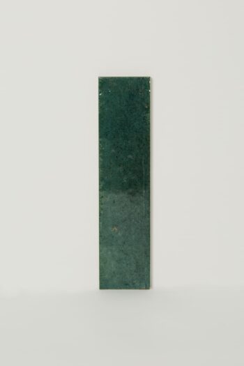 Zielona płytka Lume green lx na podłogę lub ścianę, z powierzchnią błyszczącą i efektem zużycia od włoskiego producenta Marazzi