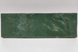 Płytki cegiełka zielona - Harmony RIAD GREEN 6,5x20 cm. Śliczna płytka ceramiczna na ścianę z niesamowitą powierzchnią z błyszczącym efektem rzemieślniczym.