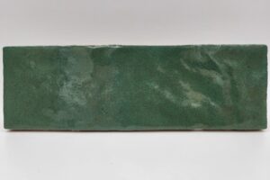 Płytki cegiełka zielona - Harmony RIAD GREEN 6,5x20 cm. Śliczna płytka ceramiczna na ścianę z niesamowitą powierzchnią z błyszczącym efektem rzemieślniczym.