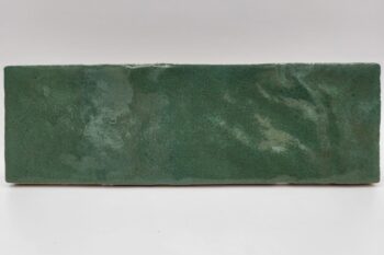 Płytki cegiełka zielona - Harmony RIAD GREEN 6,5x20 cm. Śliczna płytka ceramiczna na ścianę z niesamowitą powierzchnią z błyszczącym efektem rzemieślniczym.
