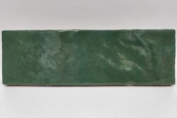 Płytki cegiełka zielona - Peronda Harmony RIAD GREEN 6,5x20 cm. Śliczna płytka ceramiczna na ścianę z niesamowitą powierzchnią z błyszczącym efektem rzemieślniczym.