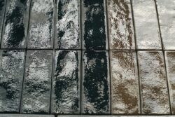 Harmony Sunset - płytki cegiełki z połyskującą powierzchnią, oblaną niejednorodnie szkliwem.