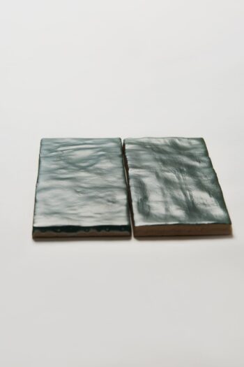 Dwie zielone płytki cegiełki, Peronda Harmony Sahn green 6.5x20cm. Powierzchnia matowa, lekko pofalowana - efekt ręcznego wykonania. Idealne płytki do kuchni na ścianę.