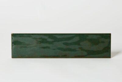 Płytki ścienne zielone - Mykonos Mallorca Green 7,5x30 cm. Płytki retro z rdzawymi kropeczkami i błyszczącą, nierówną powierzchnią.