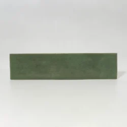 Podłużne kafelki ciemnozielone ścienne cegiełki Estudio Zellij Kale 6,2x25 cm. Błyszczące płytki w wariacji tonalnej V3.