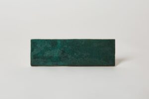 Zielona płytka cegiełka z błyszczącą powierzchnią na ścianę - Peronda Harmony DYROY green 6.5 x 20 cm. Glazura do łazienki z widocznymi pęknięciami na powierzchni, jako elementem dekoracyjnym