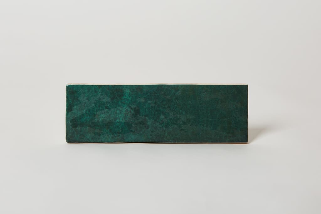 Zielona płytka cegiełka z błyszczącą powierzchnią na ścianę - Peronda Harmony DYROY green 6.5 x 20 cm. Glazura do łazienki z widocznymi pęknięciami na powierzchni, jako elementem dekoracyjnym