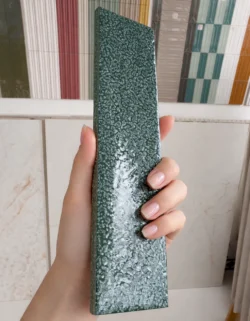 Zielone dekory cegiełki na ścianę - Cerasarda Porto Rotondo Costa Esmeralda Galuchat 6x25cm. Połysk, powierzchnia przypominająca skórę płaszczki