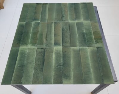 Zielone kafelki do łazienki - Marazzi Crogiolo Lume Forest. Zdjęcie z ułożonymi płytkami, pokazujące dostępne warianty wzoru w kolekcji Lume Forest i różnice w odcieniu koloru zielonego.