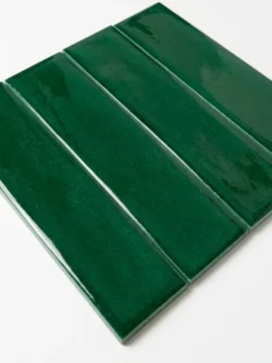 Zielone nasycone płytki cegiełki Cerasarda Porto Rotondo Costa Esmeralda 6x25. Płytki ścienne premium w intensywnym kolorze zielonym.