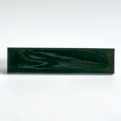 Zielone płytki cegiełki Cerasarda Porto Rotondo Costa Esmeralda 6x25. Połysk, nieregularna powierzchni i nasycony zielony. Idealna na ściany.