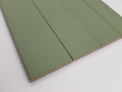 Zielone płytki cegiełki - Peronda Harmony Glint Green Matt 5x15cm. Matowe kafelki w małym podłużnym formacie na podłogę i ścianę.