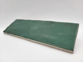 Zielona płytka cegiełka, Peronda Harmony Sahn green 6.5x20cm. Matowe kafelki do kuchni z powierzchnią, na której widoczne są ślady rąk rzemieślnika.