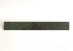 Zielone płytki ceramiczne długie połysk Equipe Bali Isle Of Pine 5x40cm. Style retro ze śladami rdzy.