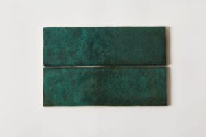 Zielone płytki do łazienki lub kuchni na ścianę z błyszczącą powierzchnią, inspirowane zorzą polarną, Peronda Harmony DYROY green 6.5x20cm