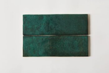 Zielone płytki do łazienki lub kuchni na ścianę z błyszczącą powierzchnią, inspirowane zorzą polarną, Peronda Harmony DYROY green 6.5x20cm