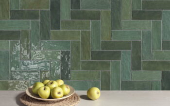Zielone płytki ścienne , HARMONY RIAD GREEN 6x20cm. Kafelki cegiełki ułożone na ścianie w klasyczną jodełkę w wariacji tonalnej V4, widocznej na zdjęciu - różne odcienie.