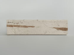 Białe kafelki, malowane drewno - Natucer Sequoia Blanc 6,2x25cm. Płytki ścienne z wżerami.