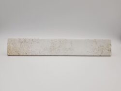 Białe płytki, rdza - Natucer Cool White 5x30cm. Hiszpańskie kafelki z satynową, gładką powierzchnią, przeznaczone na ścianę.