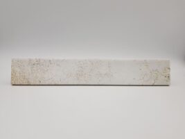 Białe płytki, rdza - Natucer Cool White 5x30cm. Hiszpańskie kafelki z satynową, gładką powierzchnią, przeznaczone na ścianę.