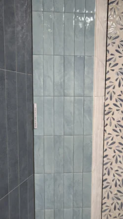 Błękitne kafelki do łazienki Marca Corona Miniature Soda Azzurro Artico 6x24