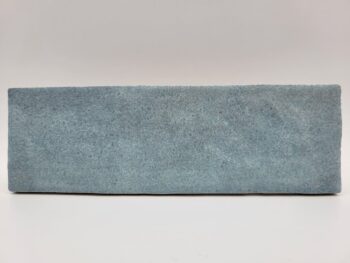 Błękitne kafelki matowe - Peronda Harmony SAHN SKY 6.5x20cm. Płytki kuchenne na ścianę w małym formacie cegiełki w starym stylu z powierzchnia wyglądającą jakby była robiona przez rzemieślnika ręcznie.