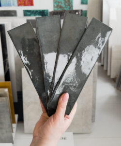 Ciemnozielone kafelki ścienne Marca Corona Miniature Soda Verde Malva 6X24