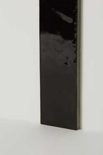 Czarne cegiełki połysk - MARAZZI lume black lx M6RP 6x24cm. Włoskie płytki ceramiczne idealne do eleganckiego salonu, kuchni czy łazienki. Kafelki retro, ścienno - podłogowe z błyszcząca powierzchnią.
