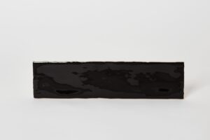 Czarne płytki cegiełki, ścienne - Peronda Harmony Poitiers N/30 Black 7.5x30cm, Hiszpańskie błyszczące kafelki kuchenne, łazienkowe z lekko pofalowaną powierzchnią.