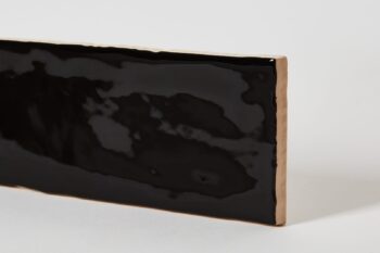 Czarne płytki do łazienki, Peronda Harmony Poitiers N/30 Black 7,5x30cm. Kafelki łazienkowe z połyskującą, lekko nierówną powierzchnią na ścianę.
