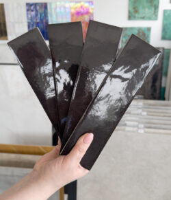 Czarne płytki z połyskiem Marca Corona Miniature Soda Nero Magma 6X24