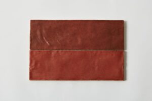 Czerwone kafelki do kuchni - Harmony SAHN RED 6,5x20cm. Płytki w odcieniach koloru czerwonego z powierzchnią przypominającą ręczny wyrób ceramiczny.