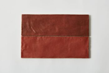 Czerwone kafelki do kuchni - Harmony SAHN RED 6,5x20cm. Płytki w odcieniach koloru czerwonego z powierzchnią przypominającą ręczny wyrób ceramiczny.