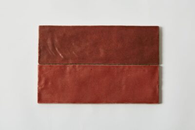Czerwone kafelki do kuchni - Peronda Harmony SAHN RED 6,5×20 cm. Płytki w odcieniach koloru czerwonego z powierzchnią przypominającą ręczny wyrób ceramiczny.