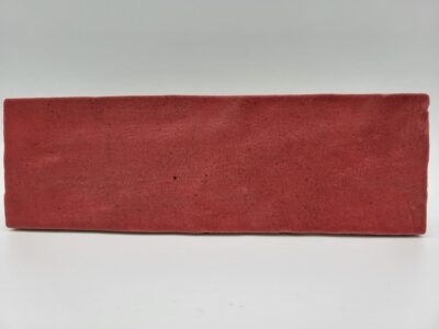 Czerwone płytki do łazienki - Peronda Harmony SAHN RED 6,5×20 cm. Płytki cegiełki z hiszpańskiej fabryki Peronda do stosowania na ścianie.