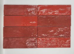 Czerwone płytki ścienne - Harmony RIAD RED 6,5×20cm. Płytki z błyszczącą, nieregularną powierzchnią, w różnym odcieniu koloru czerwonego.