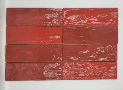 Czerwone płytki ścienne - Peronda Harmony RIAD RED 6,5×20cm. Płytki z błyszczącą, nieregularną powierzchnią, w różnym odcieniu koloru czerwonego.