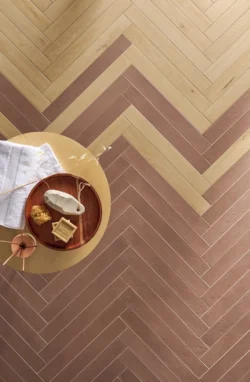 Długie cegiełki jasny brąz na podłodze - MARCA CORONA Longarine Calcecreta Terracotta 7,5X60 J848