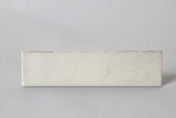 Equipe Tribeca Gypsum White 6x24,6 - Płytki cegiełki w połysku z postarzaną powierzchnią.