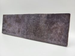 Fioletowe płytki do łazienki - Peronda Harmony Dyroy Aubergine 6.5×20 cm. Kafelki cegiełki inspirowane zorzą polarną, z błyszcząca powierzchnia w kolorze oberżyny, bakłażana.