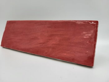 Glazura czerwona - Harmony RIAD RED 6,5×20. Małe kafelki na ścianę z błyszczącą, nierówna powierzchnią. Płytki do kuchni, łazienki.