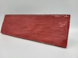 Glazura czerwona - Peronda Harmony RIAD RED 6,5×20. Małe kafelki na ścianę z błyszczącą, nierówna powierzchnią. Płytki do kuchni, łazienki.