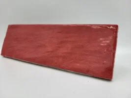 Glazura czerwona - Peronda Harmony RIAD RED 6,5×20. Małe kafelki na ścianę z błyszczącą, nierówna powierzchnią. Płytki do kuchni, łazienki.